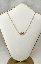 Collier pendentif papillon zircons et or en acier inoxydable doré, porté au cou
