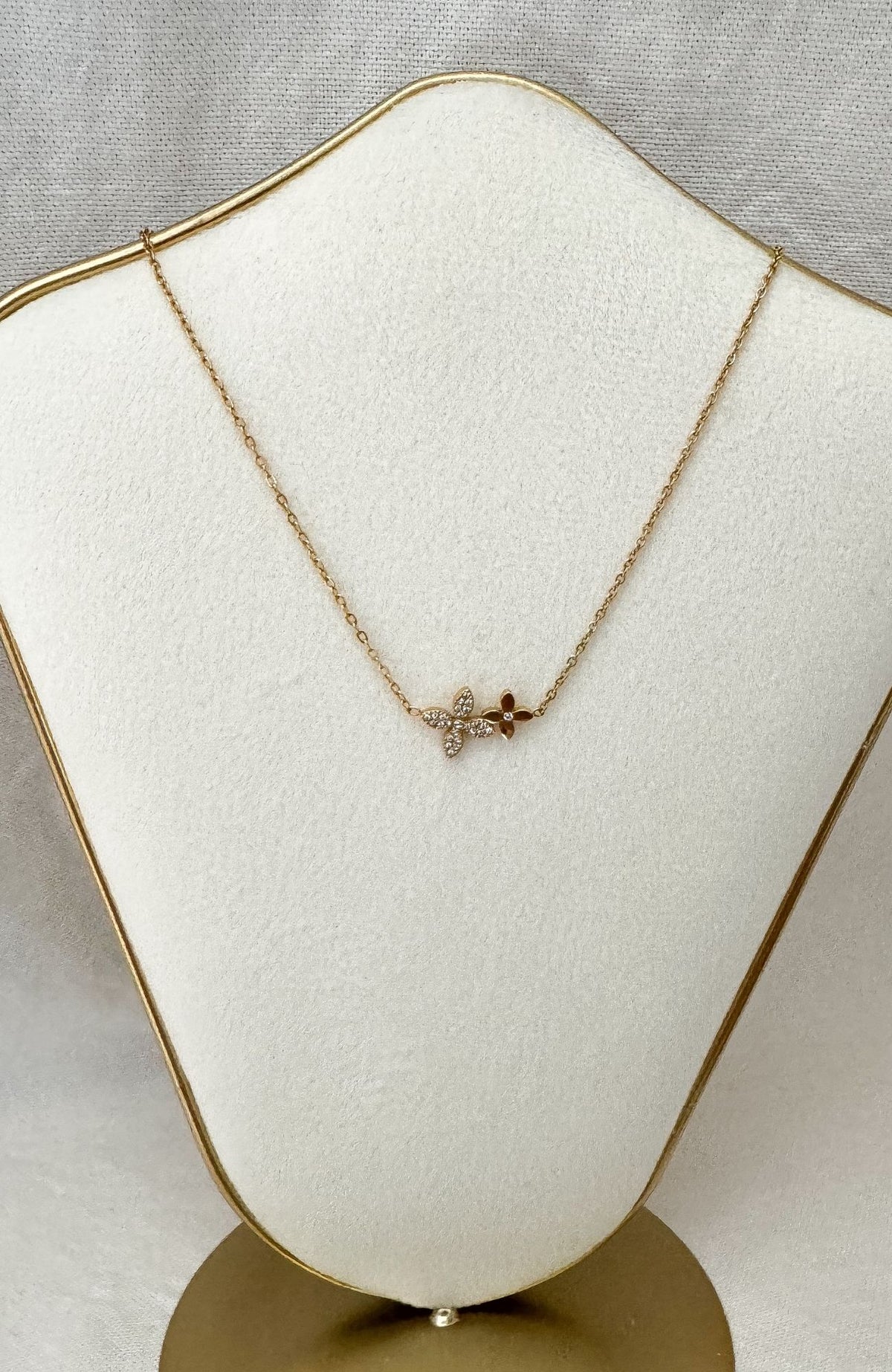 Collier pendentif papillon zircons et or en acier inoxydable doré, porté au cou