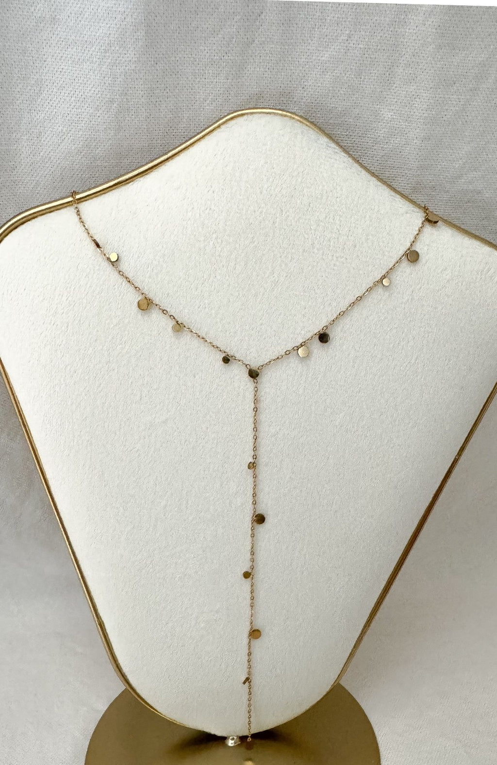 Collier lariat pastilles dorées en acier inoxydable, porté au cou