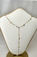 Collier lariat pastilles dorées en acier inoxydable, porté au cou