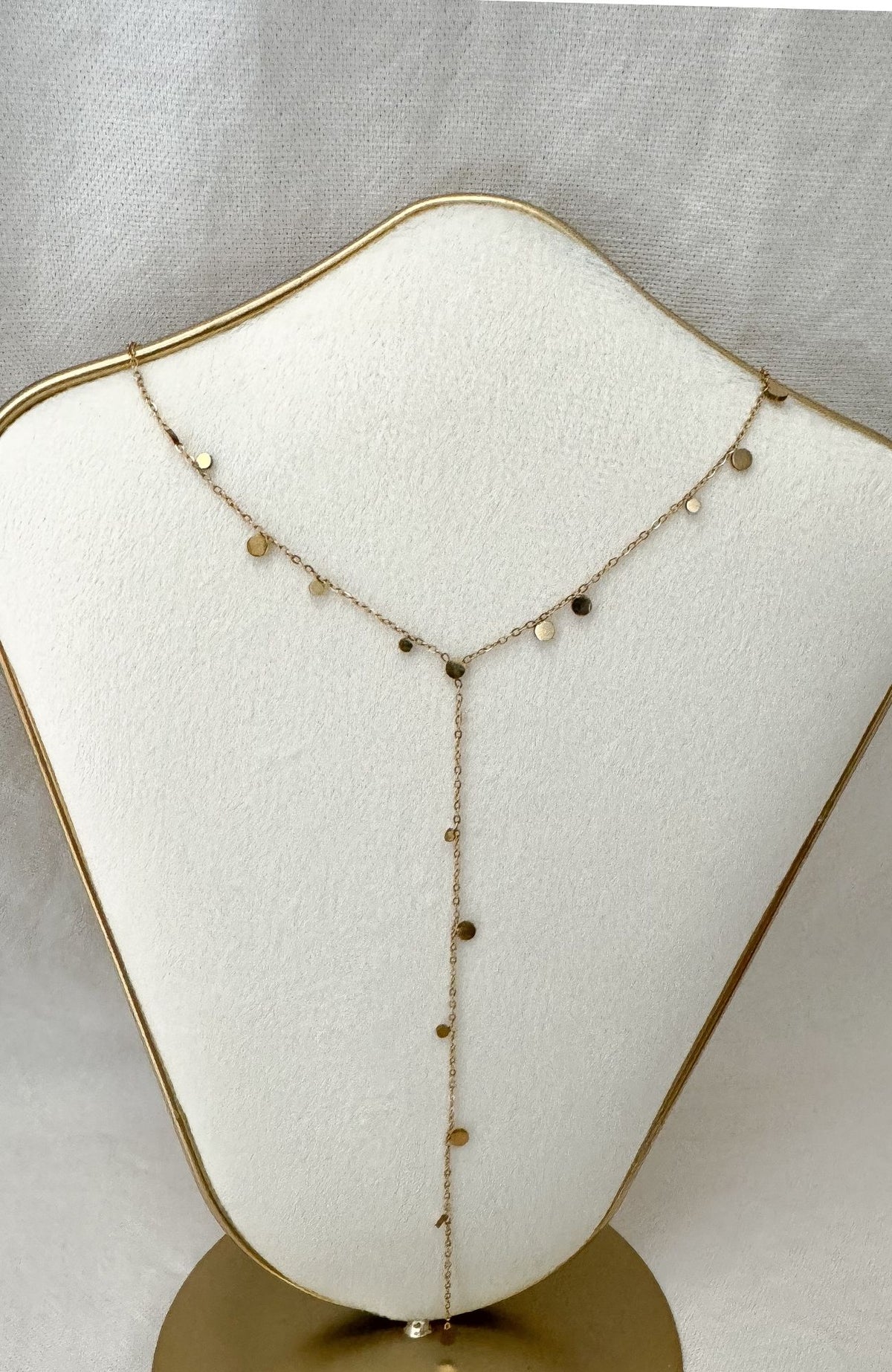 Collier lariat pastilles dorées en acier inoxydable, porté au cou