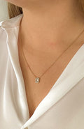 Collier pendentif rectangulaire scintillant en acier inoxydable doré, porté au cou