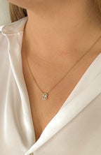 Collier pendentif rectangulaire scintillant en acier inoxydable doré, porté au cou