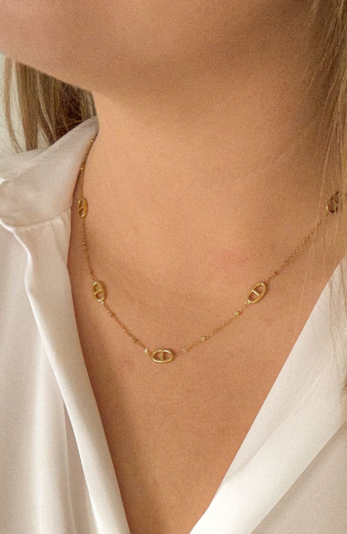 Collier maillons ovales ajourés en acier inoxydable doré, porté au cou