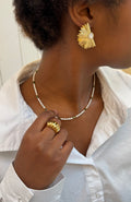Boucles d'oreilles Oïa blanches portées, puce éventail dorée avec cabochon nacré
