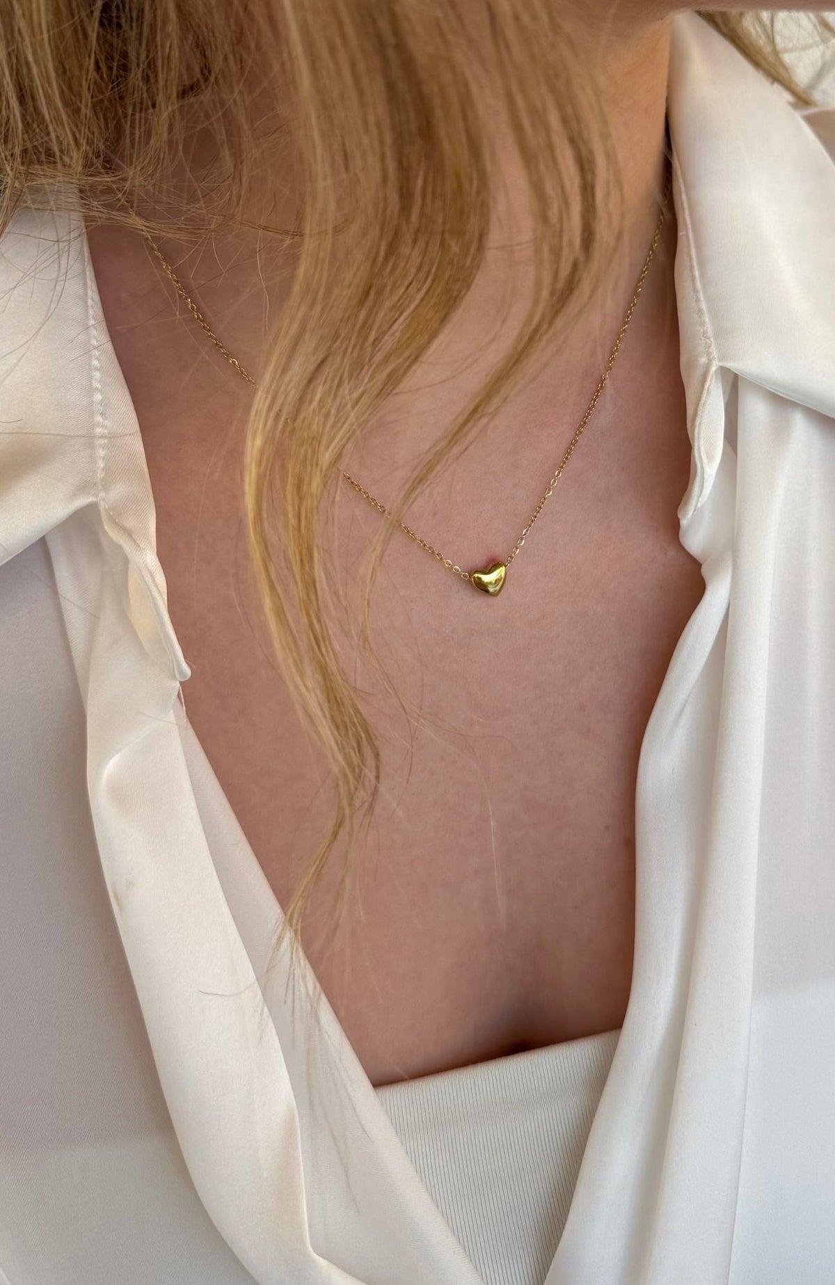 Collier pendentif cœur bombé lisse en acier inoxydable doré, porté au cou