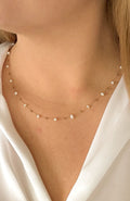 Collier perles d'eau douce sur chaîne fine dorée en acier inoxydable, porté au cou
