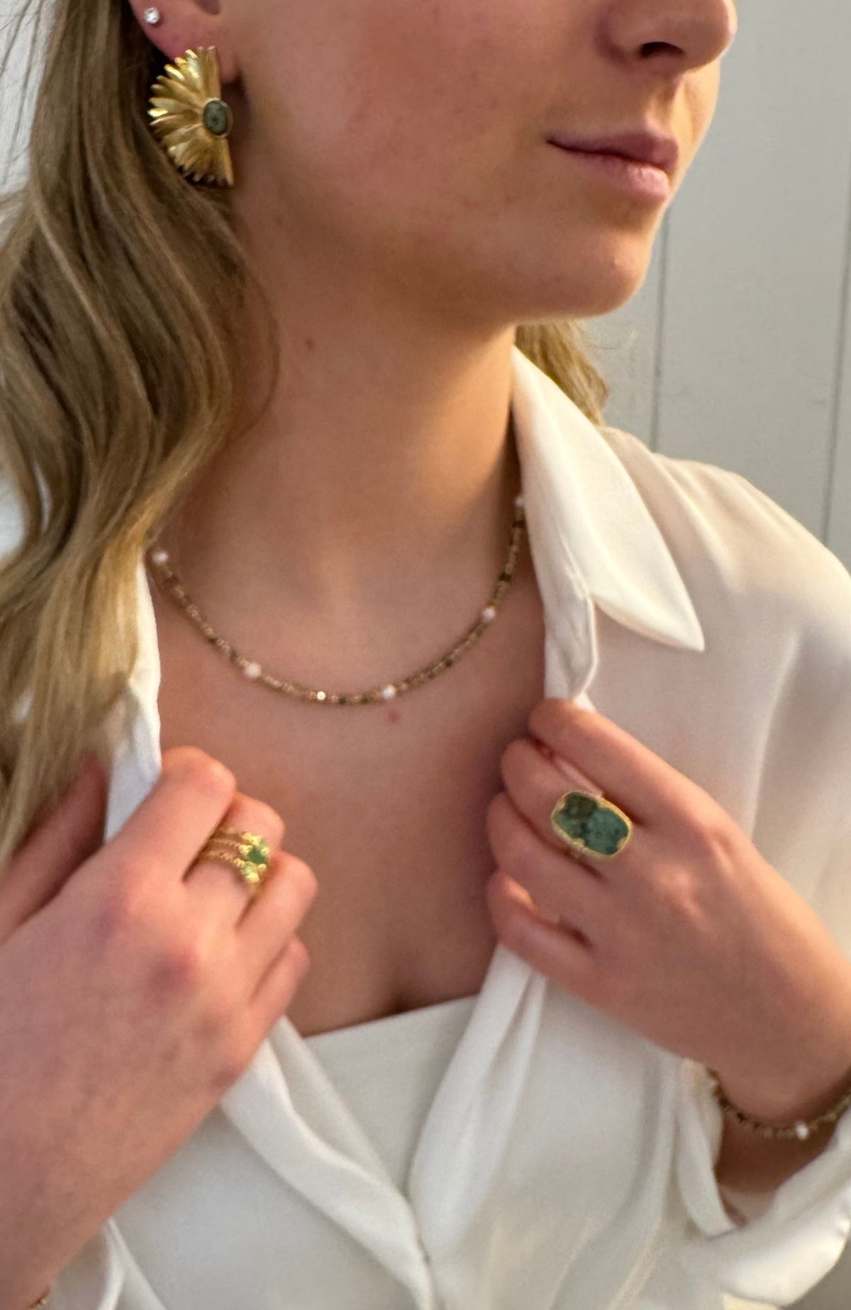 Collier turquoise africaine sur chaîne dorée en acier inoxydable, porté avec bijoux assortis