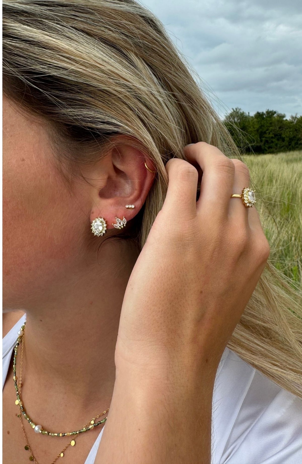 Boucles d'oreilles puce ovale zircon dorée Emilya Bijoux vue portée