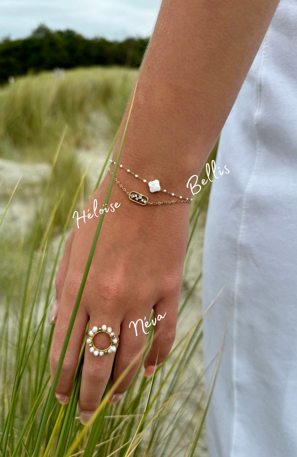 Bracelet Héloïse doré avec pendentif constellation serti de zircons, porté au poignet