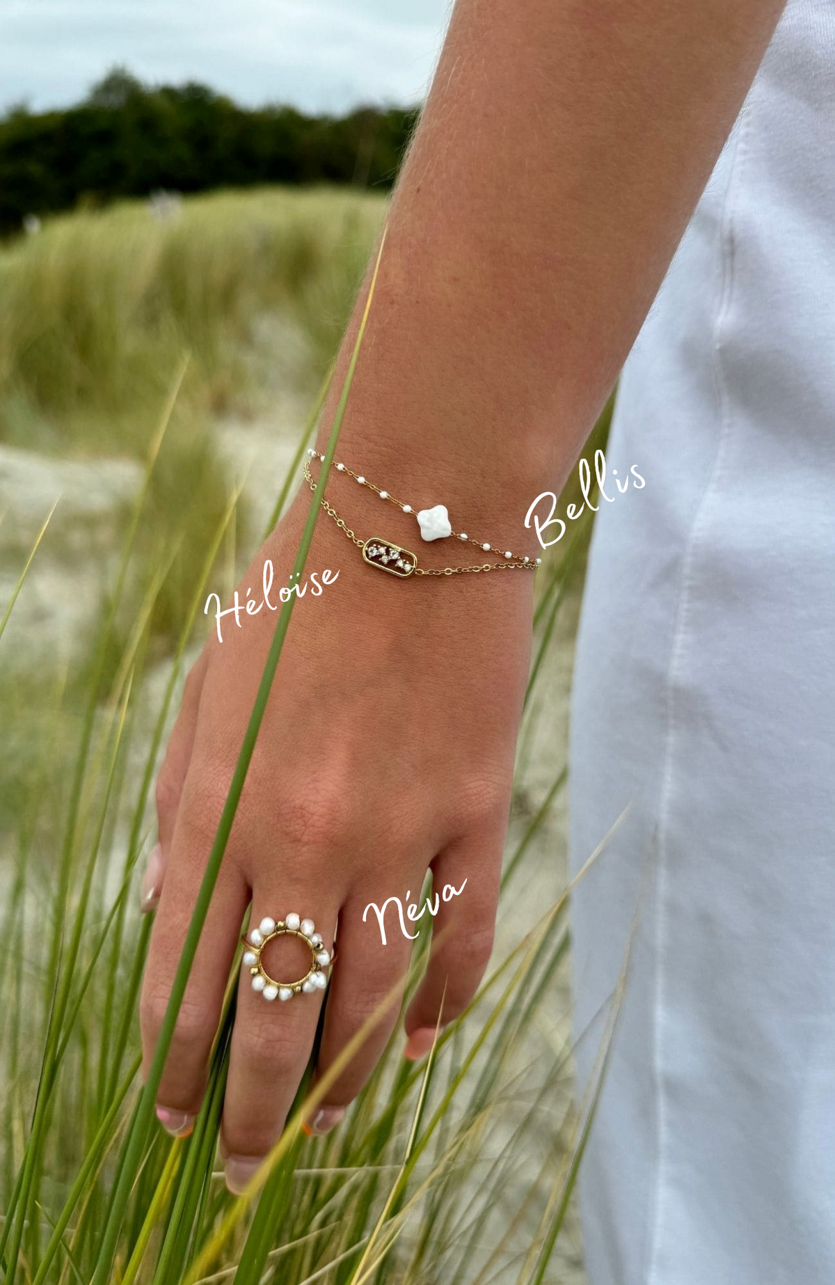 Bracelet Héloïse doré avec pendentif constellation serti de zircons, porté au poignet