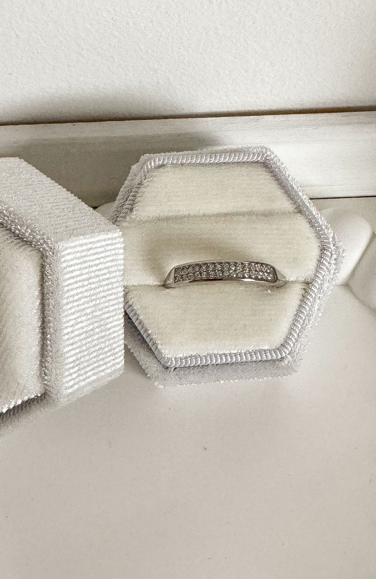 Bague Joy argentée en acier inoxydable avec ligne de zircons - Emilya Bijoux