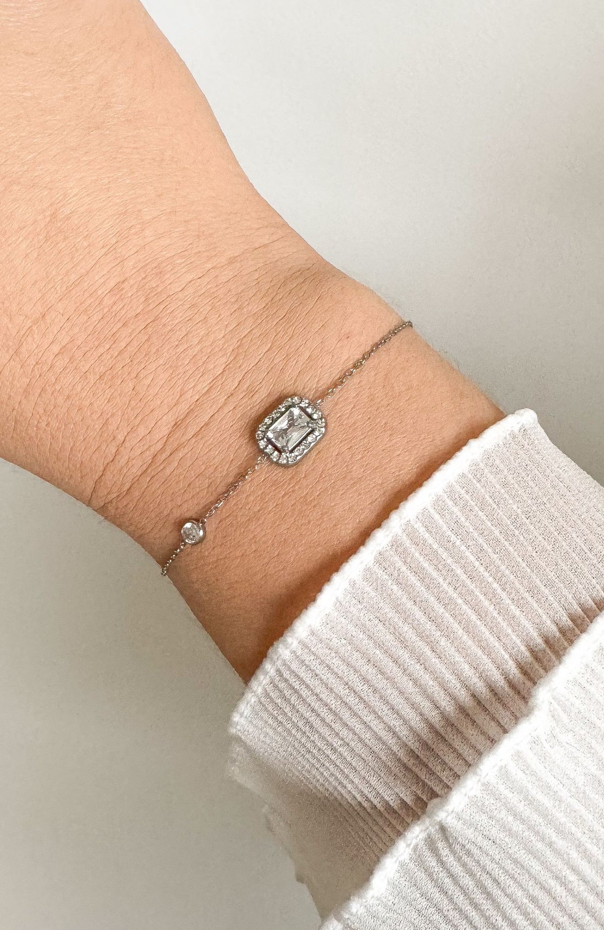 Bracelet Ariana argenté avec pierre sertie de zircons en acier inoxydable, porté au poignet