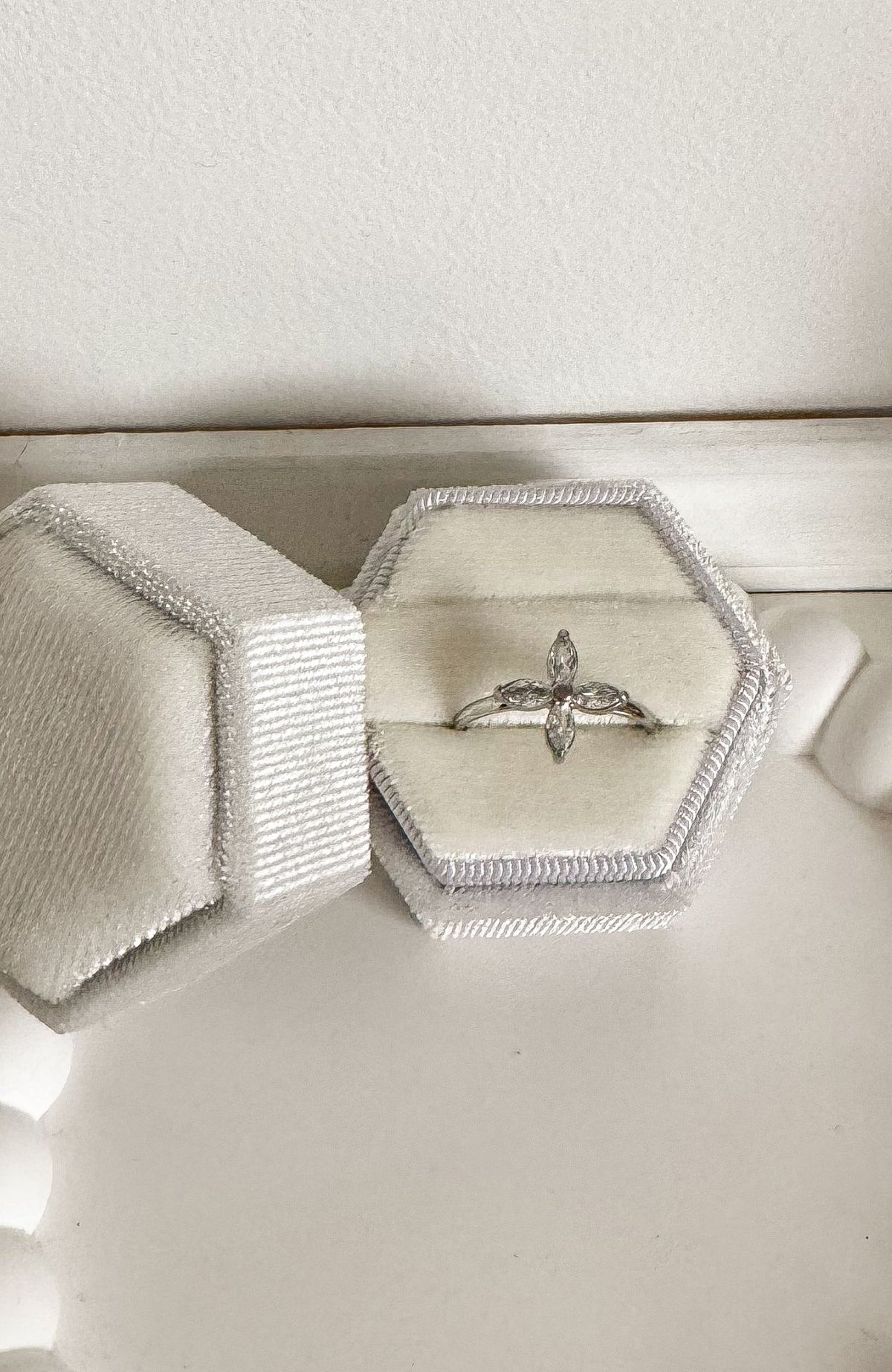 Bague Suzon argentée en acier inoxydable avec fleur en zircons - Emilya Bijoux