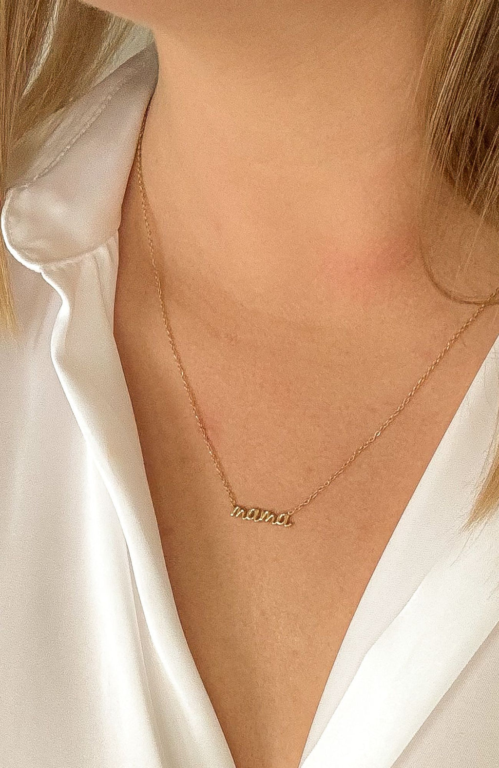 Collier prénom mama en lettres cursives sur chaîne dorée fine en acier inoxydable, porté au cou