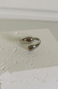 Bague Elena argentée torsion sculpturale, acier inoxydable - Emilya Bijoux