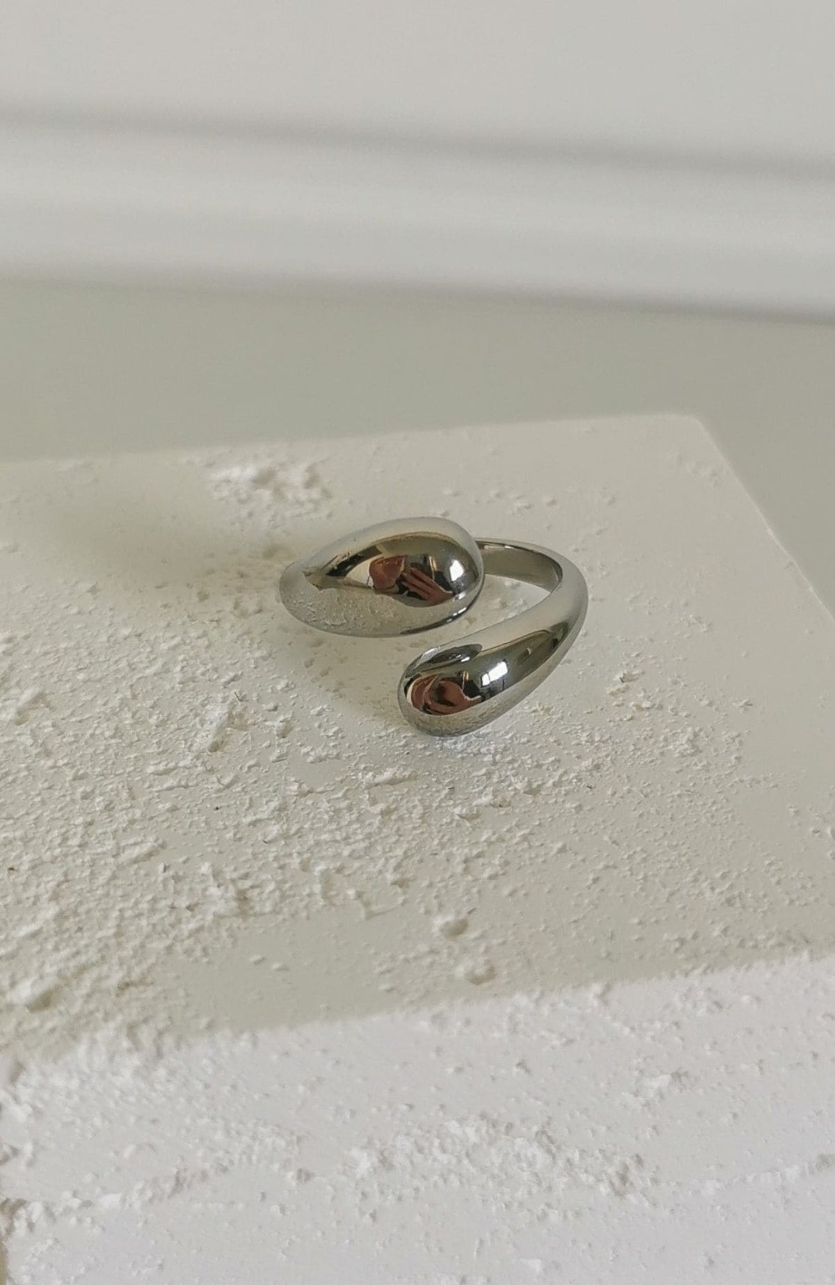 Bague Elena argentée torsion sculpturale, acier inoxydable - Emilya Bijoux