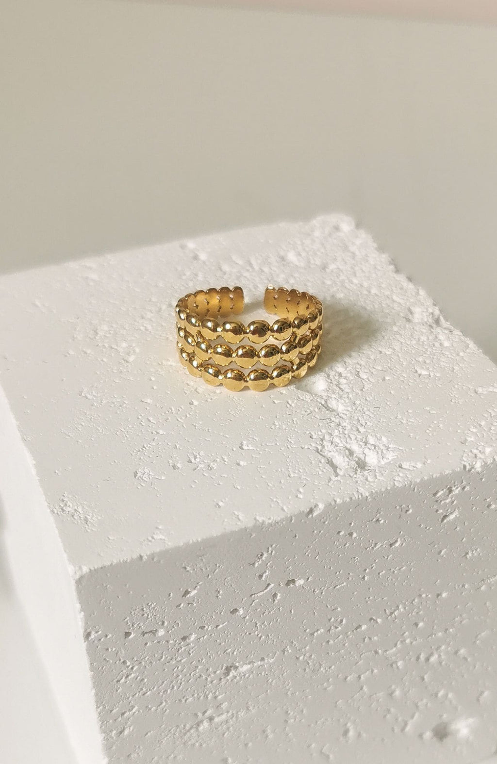 Bague Hazel dorée, trois rangées de perles bombées, acier inoxydable - Emilya Bijoux