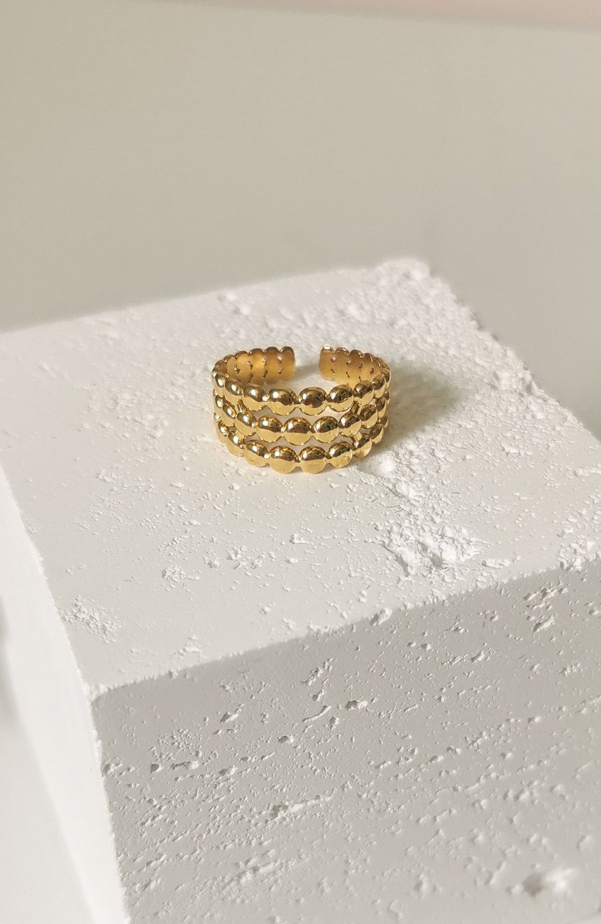 Bague Hazel dorée, trois rangées de perles bombées, acier inoxydable - Emilya Bijoux