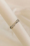Bague Gioia argentée, double anneau croisé scintillant de strass, acier inoxydable - Emilya Bijoux