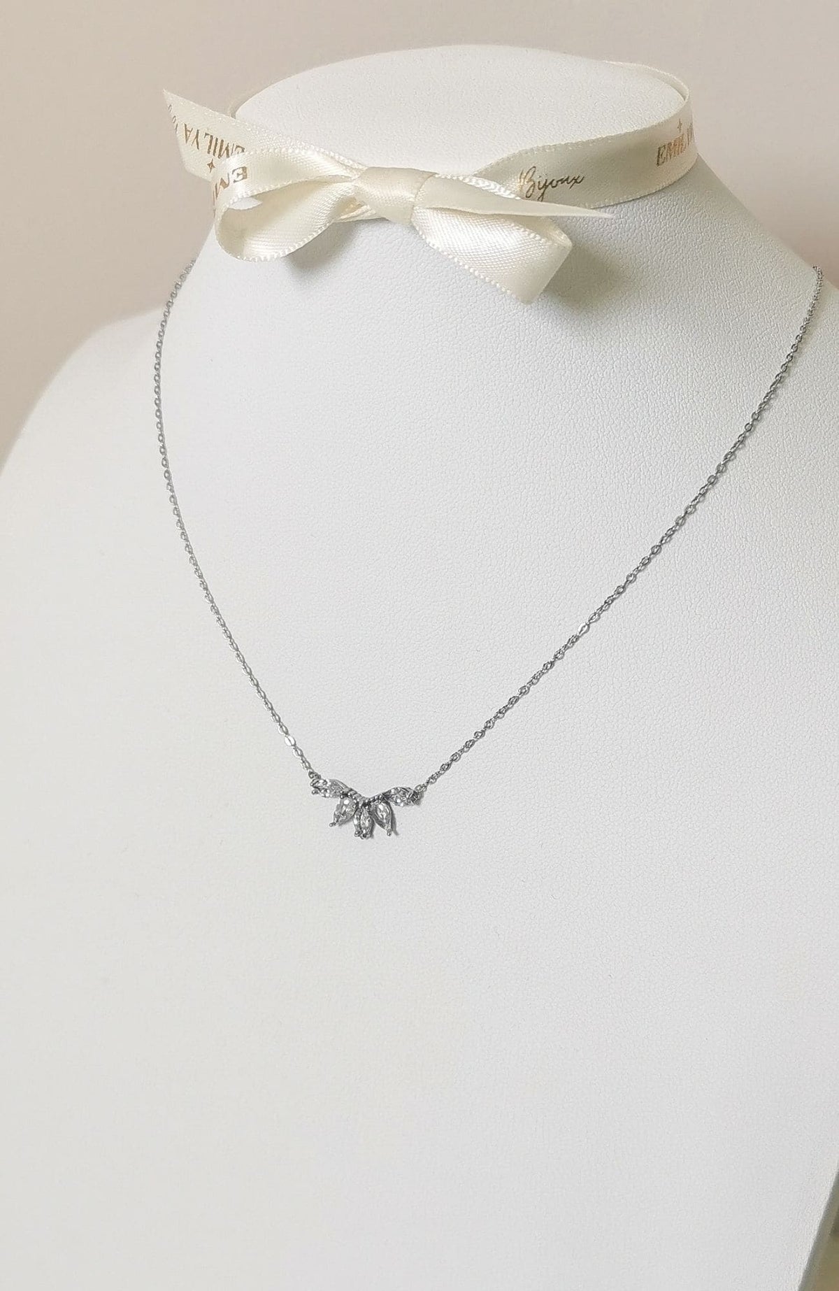 Collier pendentif floral zircons en acier inoxydable argenté, porté au cou