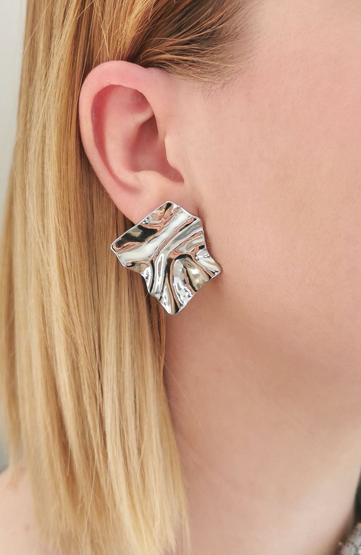 Boucles d'oreilles Elena argentées en acier inoxydable, puce carrée