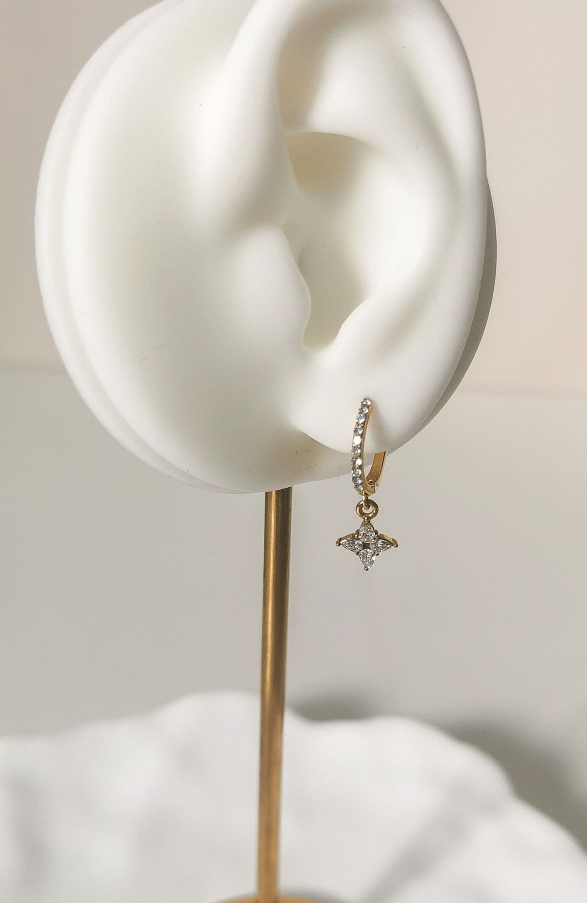 Boucles d'oreilles Hazel dorées en acier inoxydable, créole scintillante avec pendentif étoile