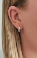 Boucles Mila argenté - créole fine striée, portée