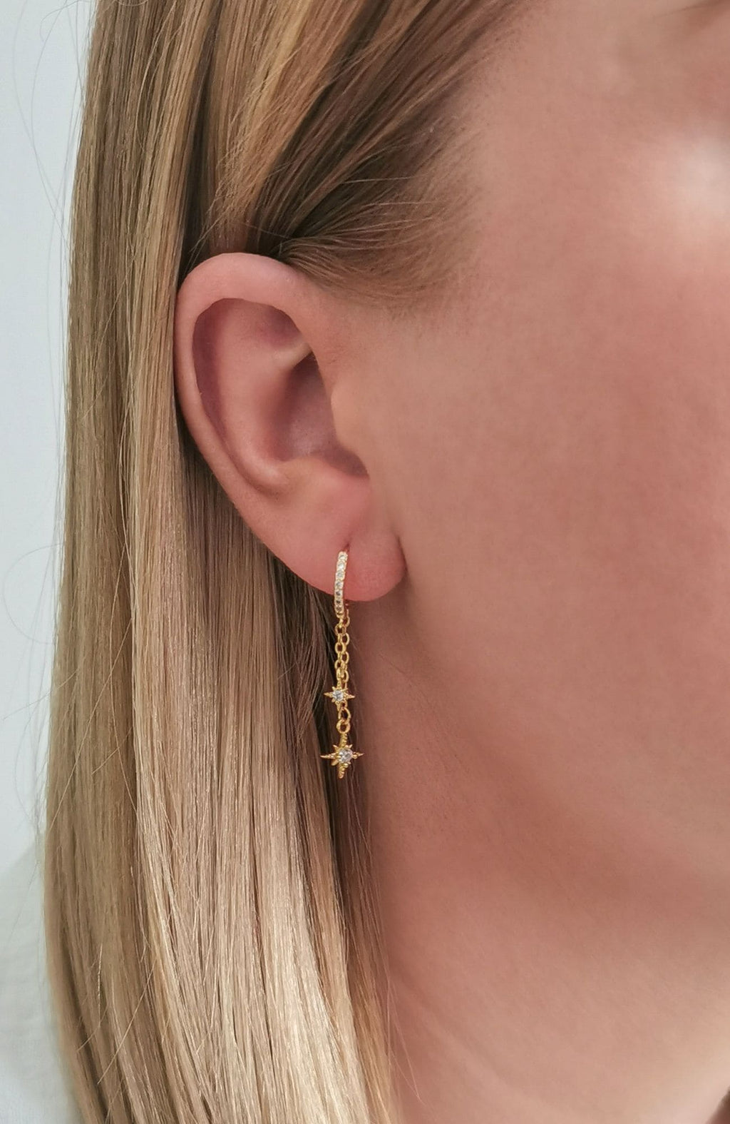 Boucles Arizona dorées - créole zircons et double pendentif étoile, portée