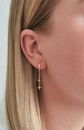 Boucles Arizona dorées - créole zircons et double pendentif étoile, portée