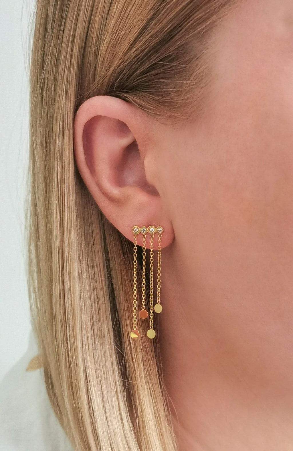 Boucles Capri dorées - fines chaînes suspendues et pastilles, portée