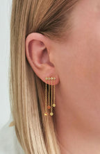 Boucles Capri dorées - fines chaînes suspendues et pastilles, portée