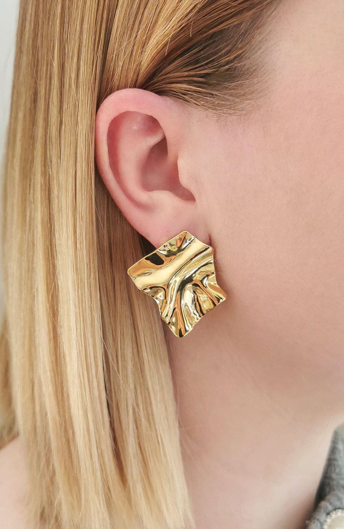 Boucles d'oreilles Elena dorées portées, puce carrée texture froissée