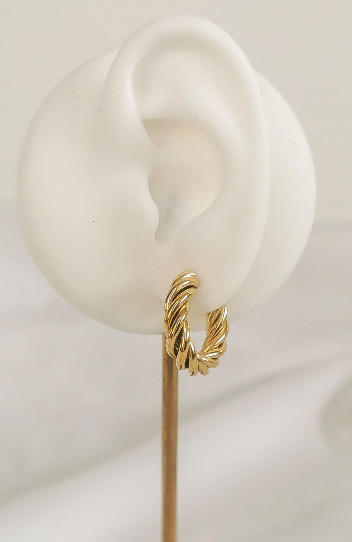 Boucles Paola dorées - créole fine torsadée, portée