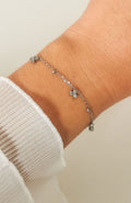 Bracelet Hazel argenté avec trèfles scintillants de zircons en acier inoxydable