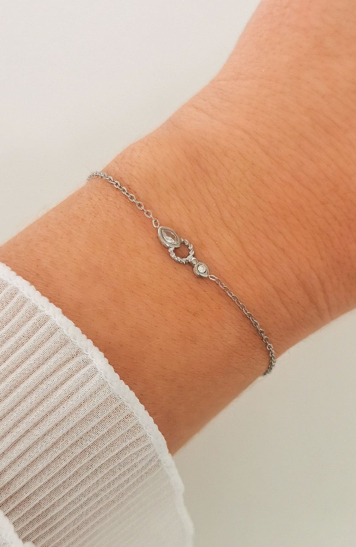 Bracelet Holy argenté avec zircon marquise et zircon rond en acier inoxydable, porté au poignet