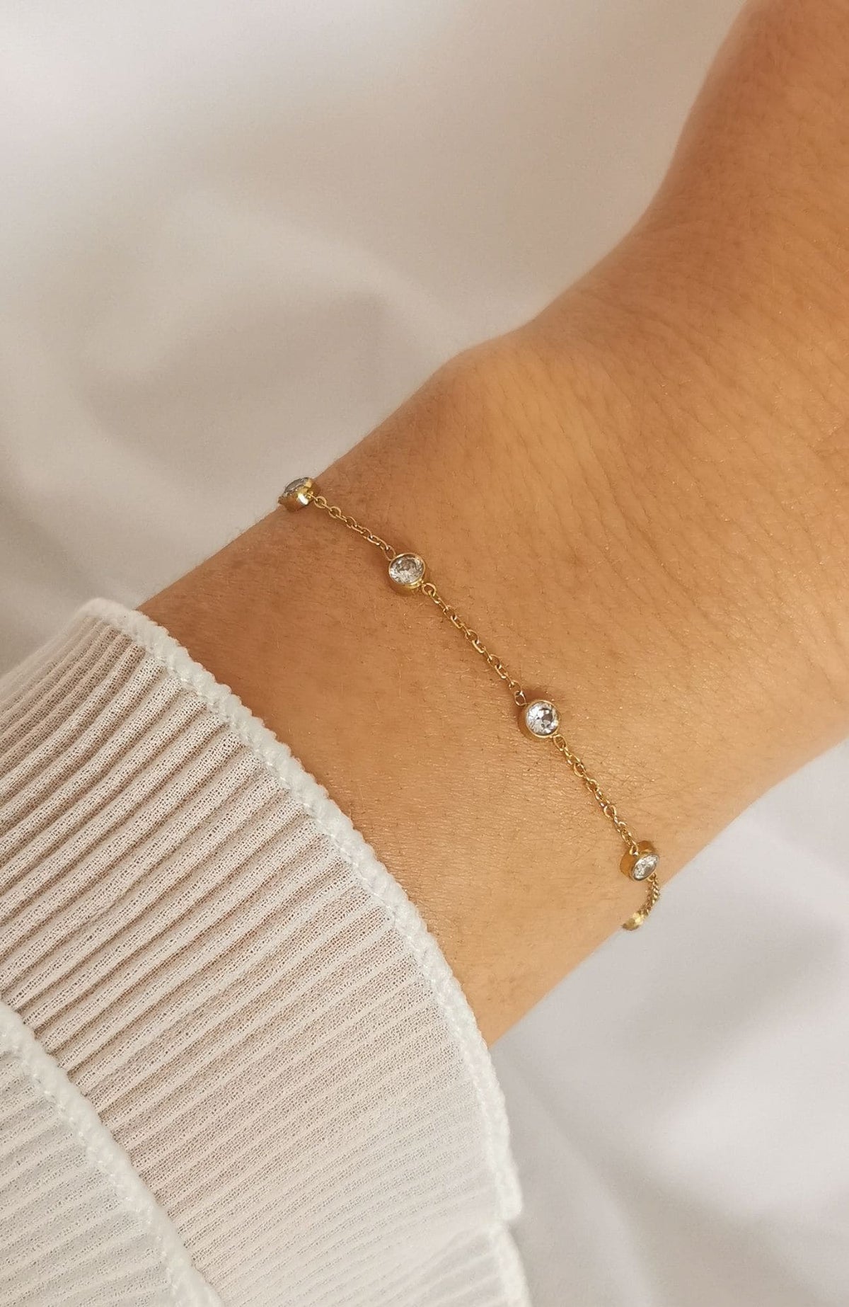 Bracelet Iris doré avec zircons ronds sertis en acier inoxydable