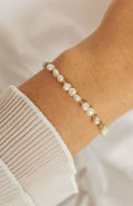 Bracelet Polynésie orné de perles d'eau douce sur chaîne dorée en acier inoxydable