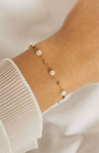 Bracelet Maldives orné de perles d'eau douce sur chaîne dorée en acier inoxydable