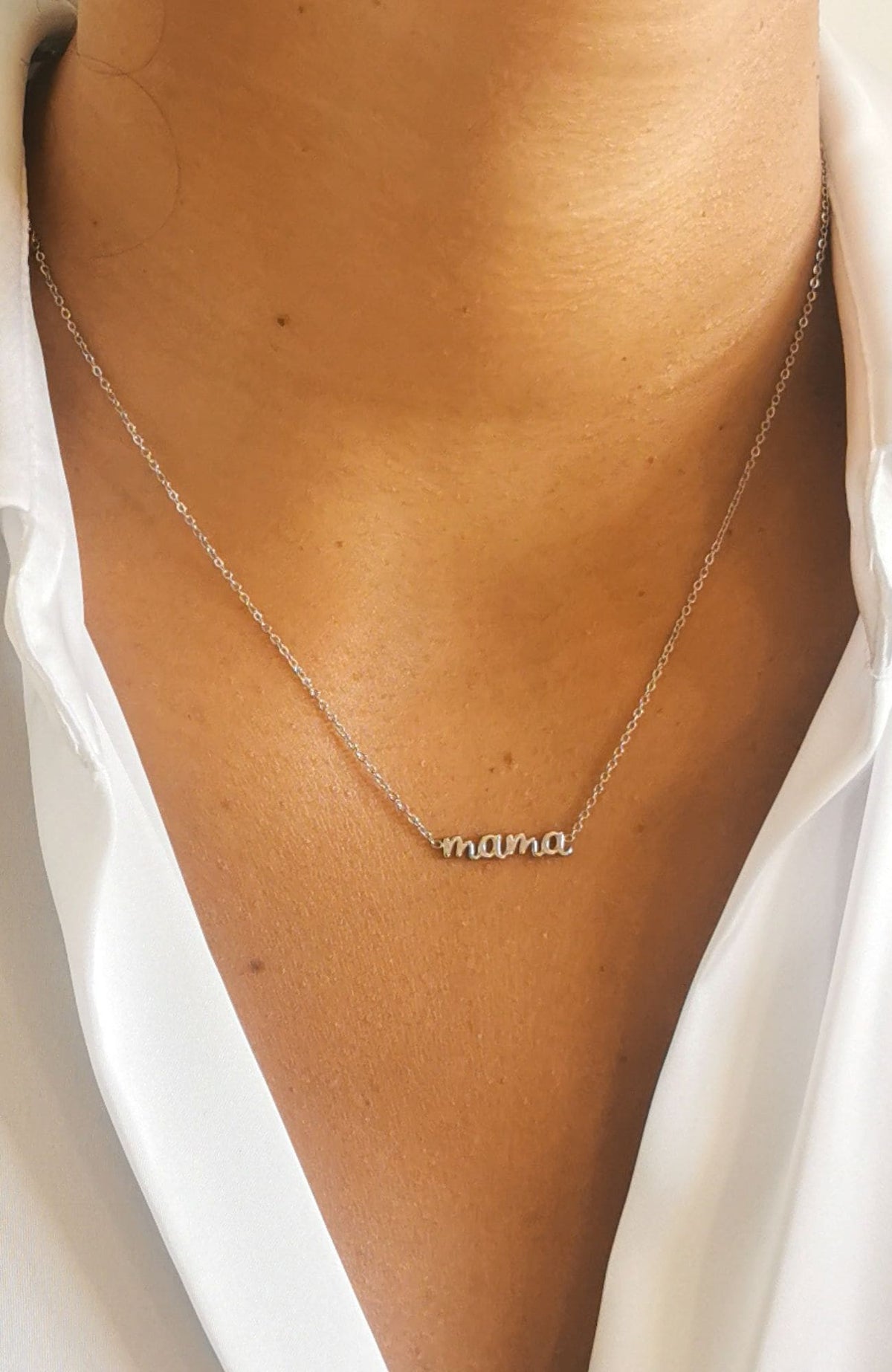 Collier prénom mama en lettres cursives sur chaîne argentée fine en acier inoxydable, porté au cou