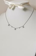 Collier étoiles et zircons en acier inoxydable argenté, porté au cou