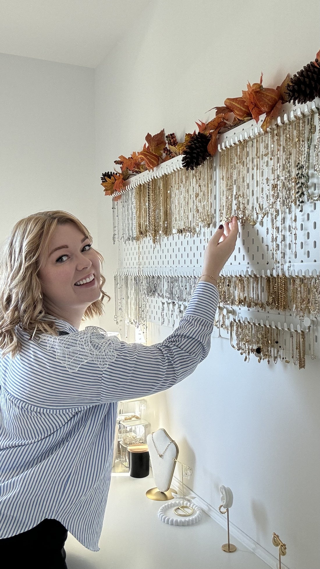Émilie, fondatrice d’Emilya Bijoux, dans son atelier