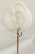 Boucles Paola argenté - créole fine torsadée, portée