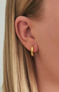 Boucles Mila dorées - créole fine striée, portée