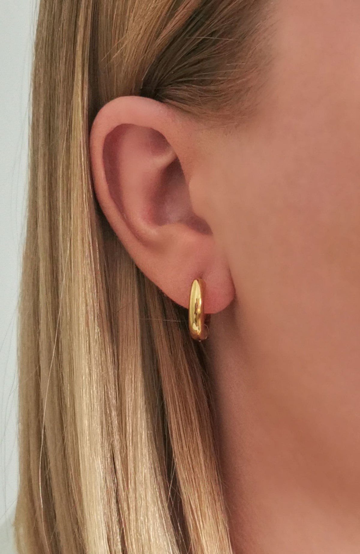 Boucles Mila dorées - créole fine striée, portée
