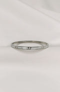 Bracelet jonc Malaga argenté avec segments de nacre blanche et éclats scintillants