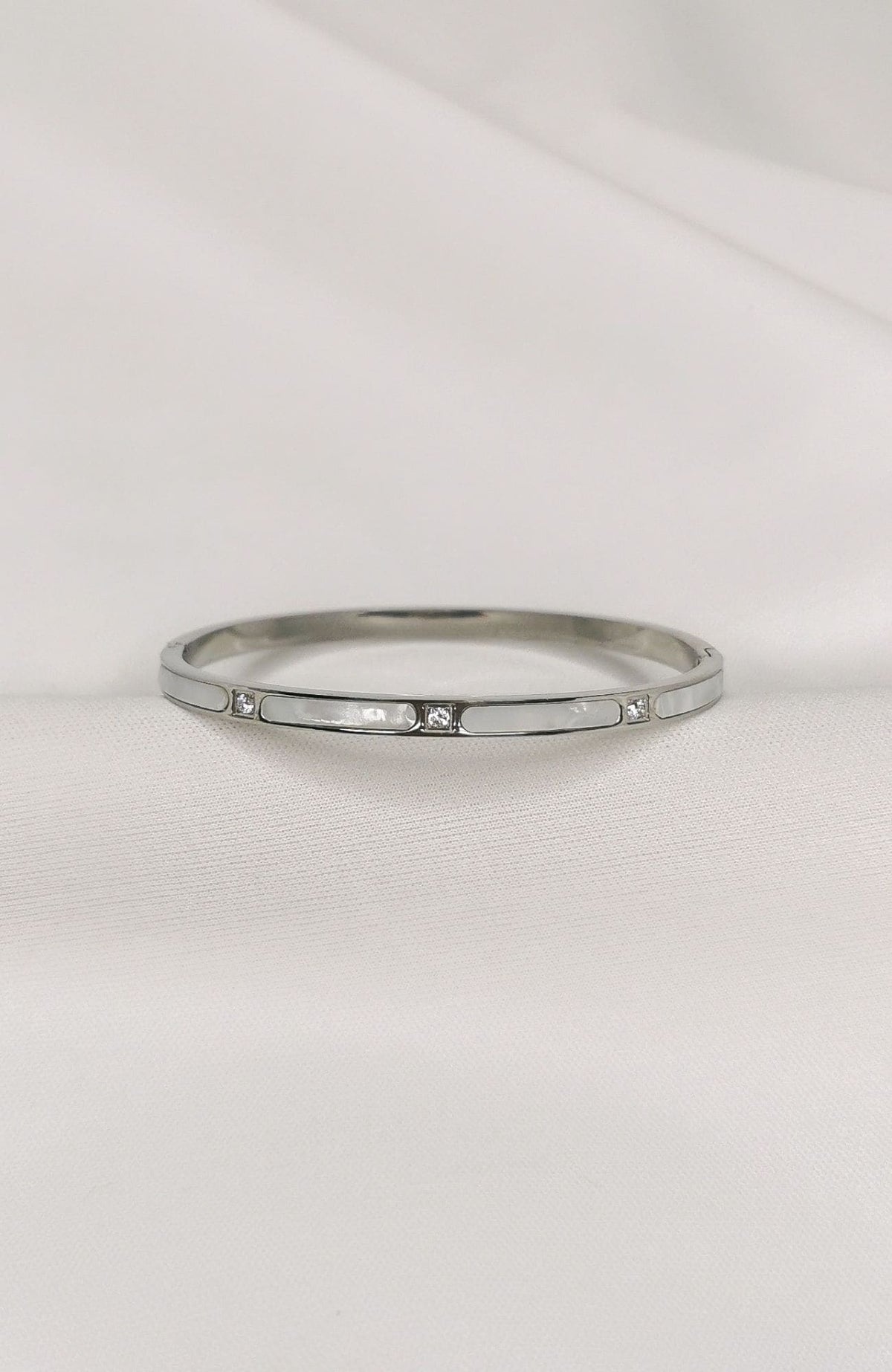Bracelet jonc Malaga argenté avec segments de nacre blanche et éclats scintillants