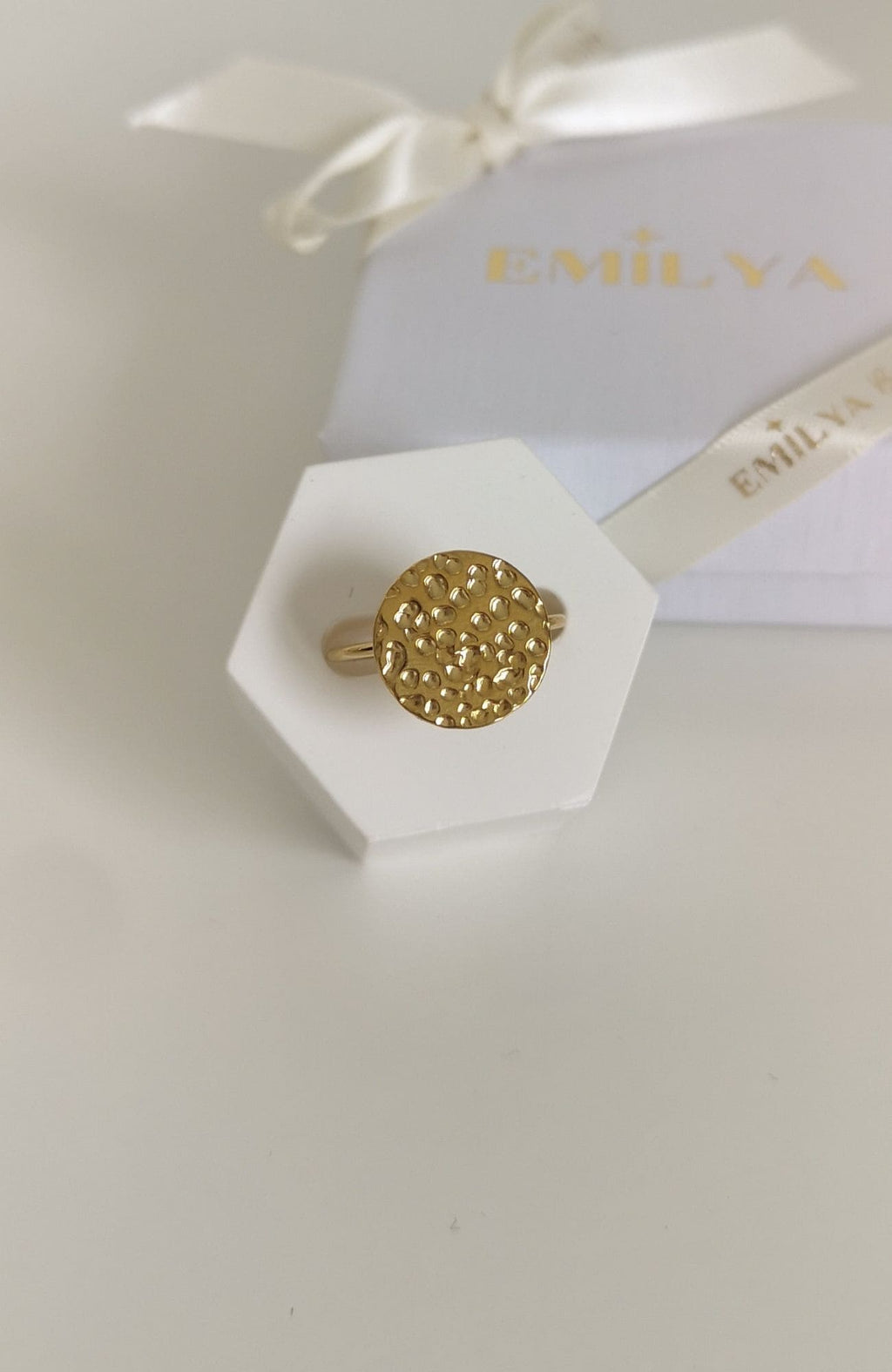 Bague Lily-Rose dorée médaillon martelé en acier inoxydable - Emilya Bijoux