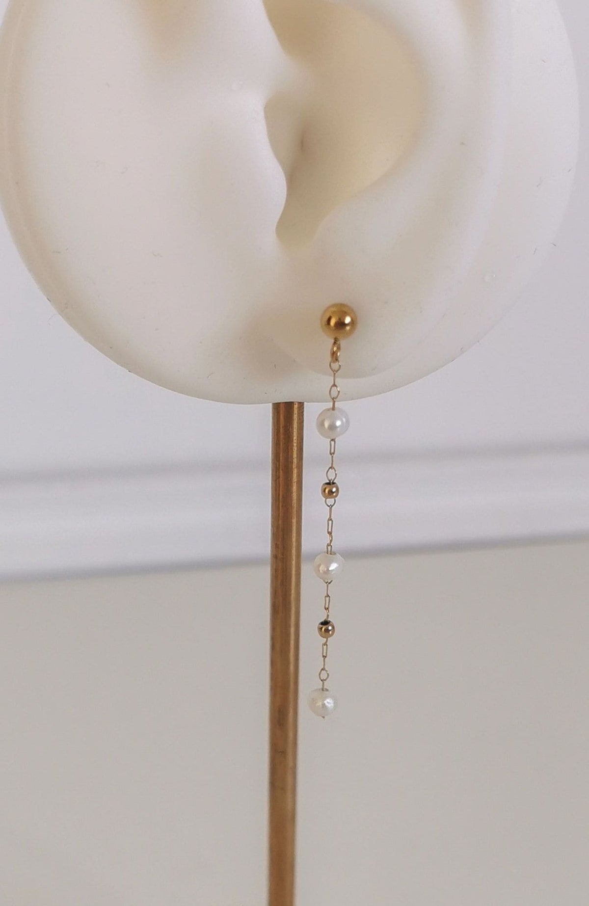 Boucles d'oreilles puce dorée et chaînette perles blanches Emilya Bijoux