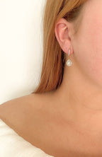 Boucles d'oreilles Inès portées, boucle pendante goutte scintillante de zircons